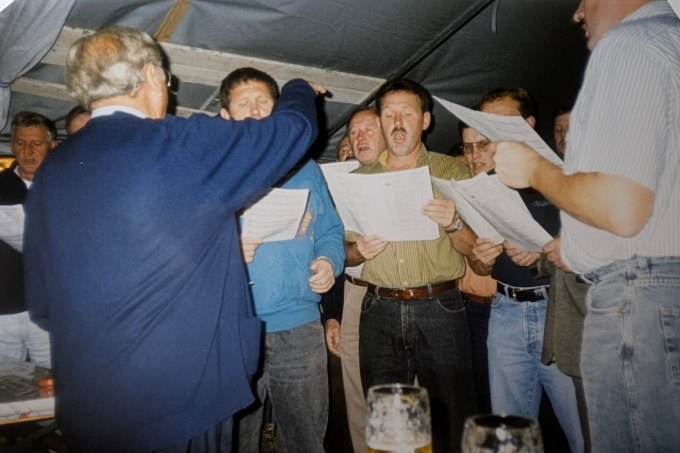 Der Chorleiter dirigiert im Festzelt