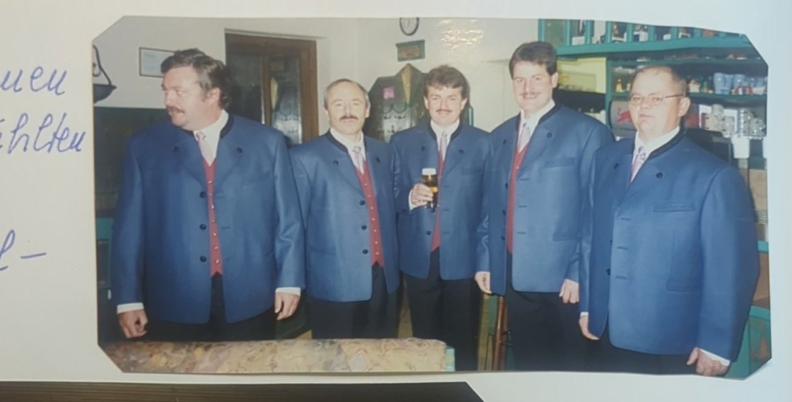 Fünf Sänger in der neuen Tracht