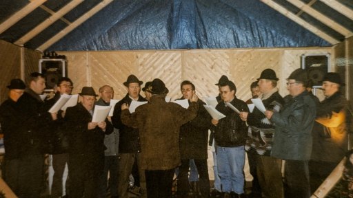Adventlieder im offenen Stadel